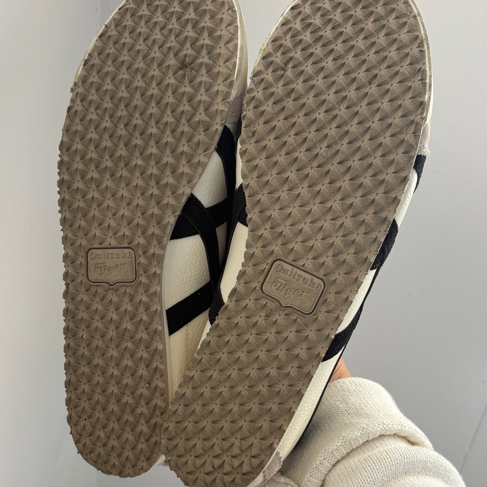 Onitsuka Tiger Cream & Black Low-Top Sneakers - Picture 7 of 9
